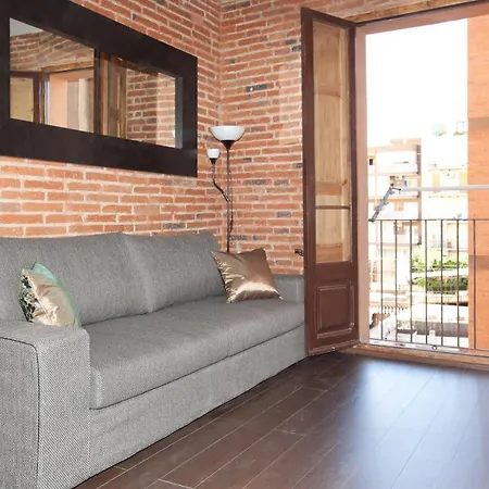 Modern 2-bedroom Near Sagrada Familia Apartment *